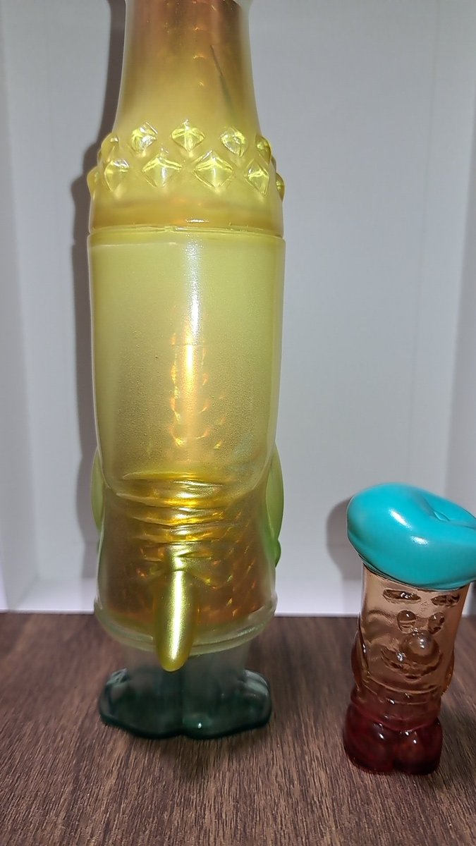 Bottype2's tweet image. サードアイワークス(@83torch)さんのボトルモンスター、SPINAレモネードカラー到着
手に持つのにほどよいサイズ感
底面が見えちゃうのが気になったので思い付きでホログラム折り紙と適当なクリアイエローのジャンクパーツを入れてアレンジ 

#ボトルモンスターズ