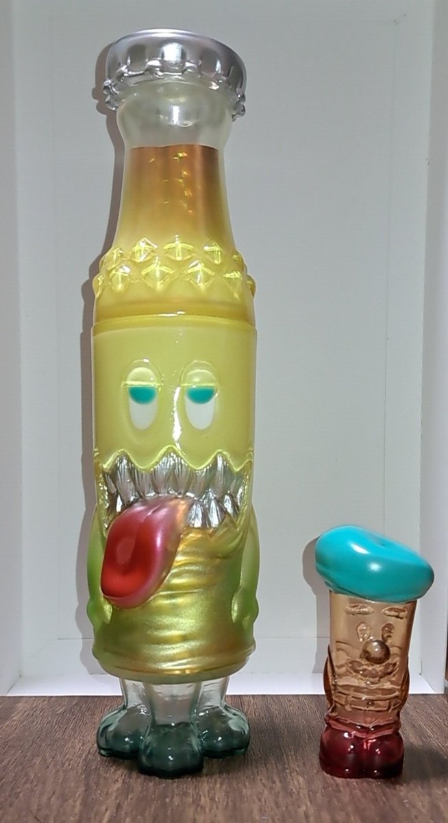 Bottype2's tweet image. サードアイワークス(@83torch)さんのボトルモンスター、SPINAレモネードカラー到着
手に持つのにほどよいサイズ感
底面が見えちゃうのが気になったので思い付きでホログラム折り紙と適当なクリアイエローのジャンクパーツを入れてアレンジ 

#ボトルモンスターズ