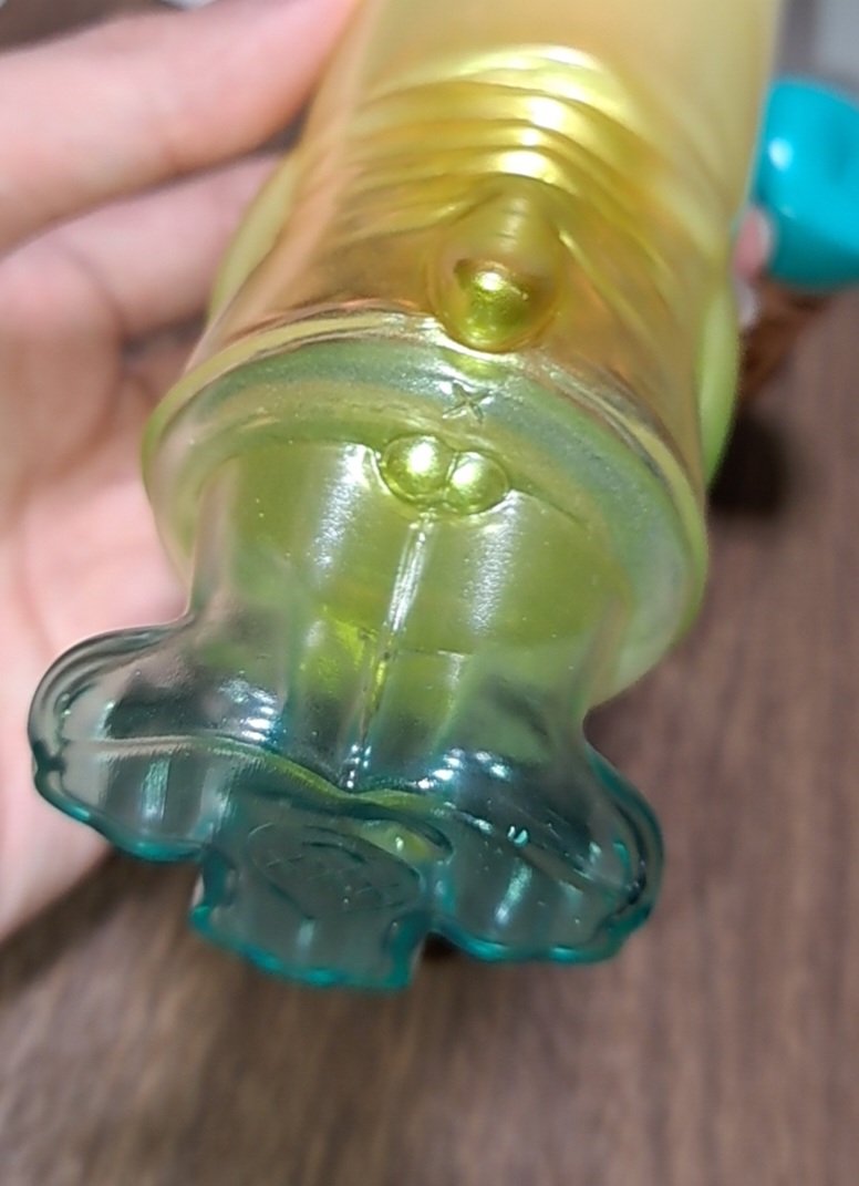 Bottype2's tweet image. サードアイワークス(@83torch)さんのボトルモンスター、SPINAレモネードカラー到着
手に持つのにほどよいサイズ感
底面が見えちゃうのが気になったので思い付きでホログラム折り紙と適当なクリアイエローのジャンクパーツを入れてアレンジ 

#ボトルモンスターズ