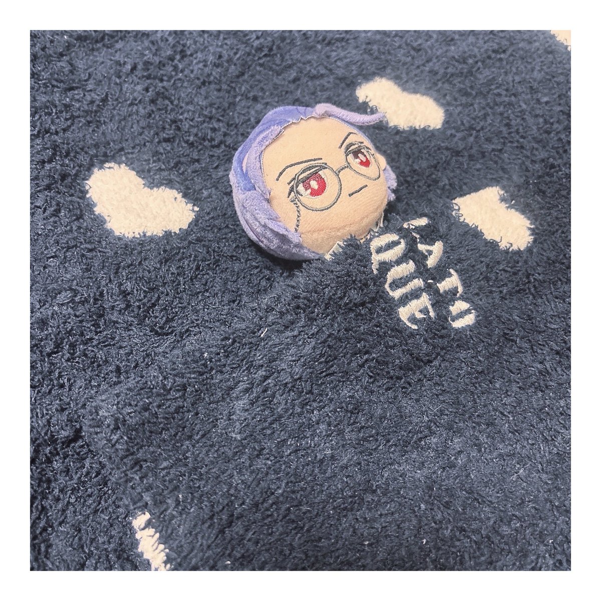 今朝は半袖着てたけど流石に寒いので昔セールで買ったはいいが糸くず付きそうで着るタイミングを逃しまくったパジャマを着ます！！