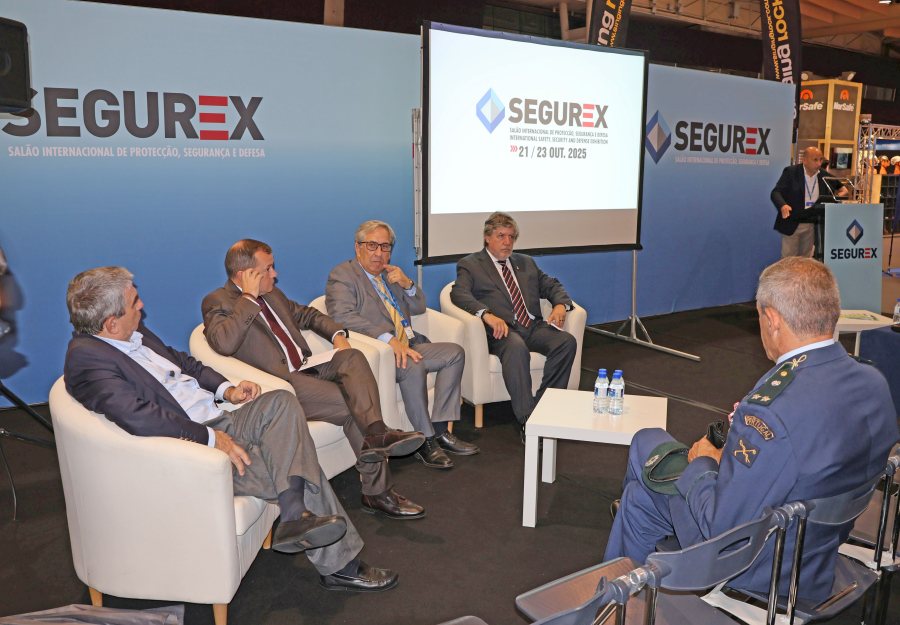 SEGUREX || Abriu ontem ao público o SEGUREX - Salão Internacional de Proteção, Segurança e Defesa 2025, na FIL em Lisboa, onde a #ENBombeiros está presente com um stand para divulgar a atividade formativa que promove: enb.pt/noticias/227-e…
