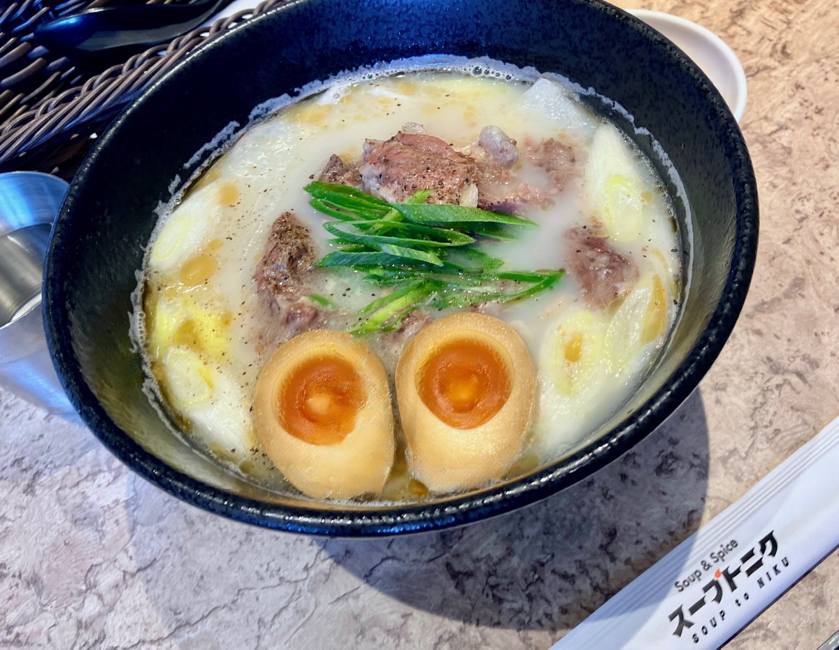 kiwo3joh's tweet image. 月寒東『スープトニク』牛テールラーメン+味玉+キムチ韓国のコムタンスープに麺が入ってて、具材は骨付き牛テール・長葱・大根だ。
白濁の塩味スープが旨い。
お肉はホロホロでめちゃ柔らかい。うんうん、これは美味いぞ！
ライスがあればコムタンクッパできた筈だ。😋👌#Ramen #Gomtang #Oxtail #탕