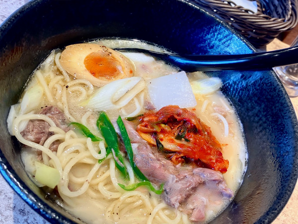 kiwo3joh's tweet image. 月寒東『スープトニク』牛テールラーメン+味玉+キムチ韓国のコムタンスープに麺が入ってて、具材は骨付き牛テール・長葱・大根だ。
白濁の塩味スープが旨い。
お肉はホロホロでめちゃ柔らかい。うんうん、これは美味いぞ！
ライスがあればコムタンクッパできた筈だ。😋👌#Ramen #Gomtang #Oxtail #탕