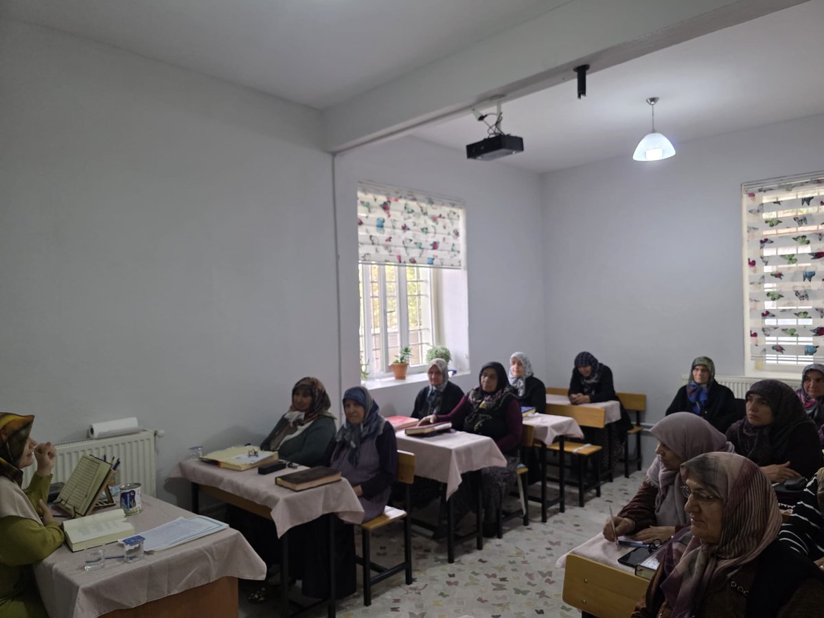 İlçe Vaizi Makbule Uslu, Şıhbedrettin Kur'an Kursu kursiyerlerine yönelik 'Evliliğin Önemi, Neslin Korunması' konulu vaaz programı gerçekleştirdi.