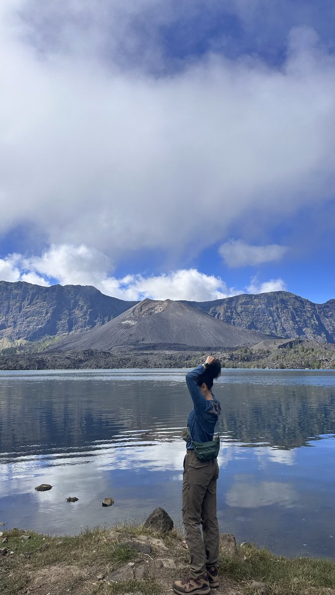 Kalau harus mengulang lagi dan lagi perjalanan lintas jalur Rinjani, jawabannya tetap sama. Ayo.  Doakan ya, mau menuju 7 summits Indonesia selanjutnya. 

Danau Segara Anak di petang dan delapan pagi