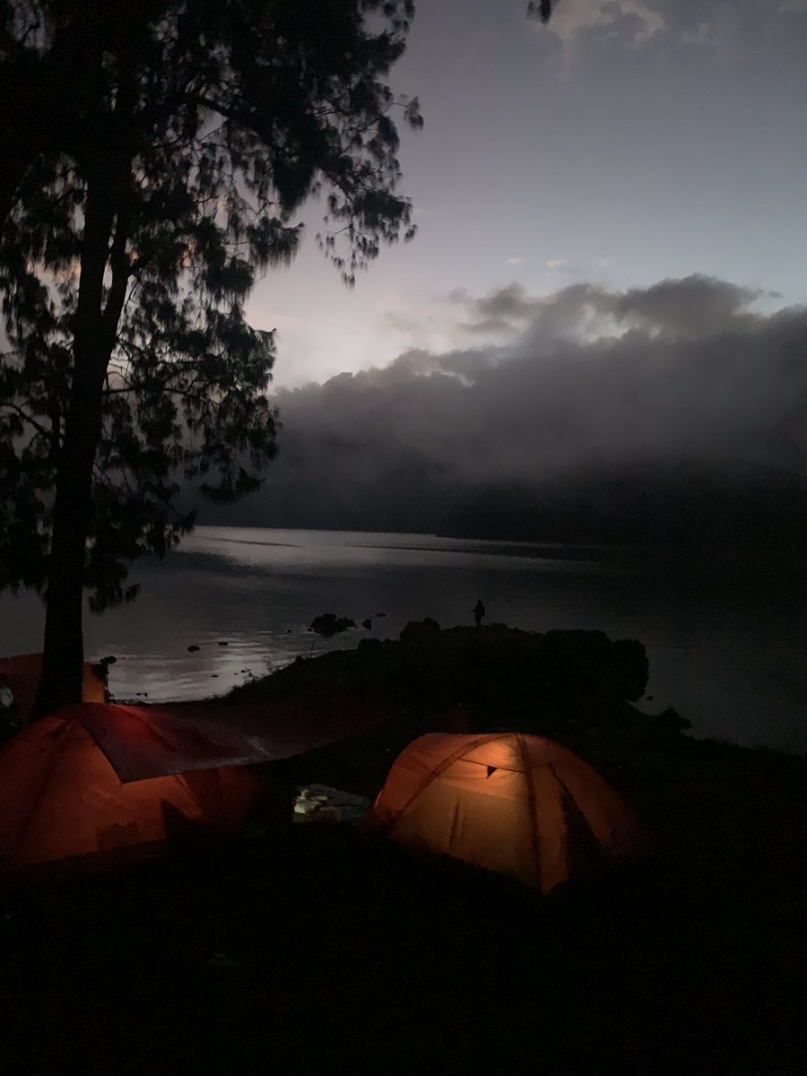 Anggieningrum's tweet photo. Kalau harus mengulang lagi dan lagi perjalanan lintas jalur Rinjani, jawabannya tetap sama. Ayo.  Doakan ya, mau menuju 7 summits Indonesia selanjutnya. 

Danau Segara Anak di petang dan delapan pagi https://t.co/CzC3N3m1qJ