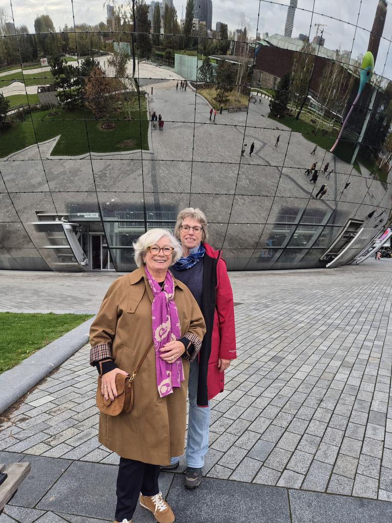 Bij het #Depot moesten we even poseren, <a href="/EDorssen/">Ellen van Dorssen 🕊️</a> en ik.
Rotterdam die grote kleine stad, waar Amersfoortse Ellen en ik elkaar tegenkwamen. Heel fijn je weer te zien Ellen.🌤🙏