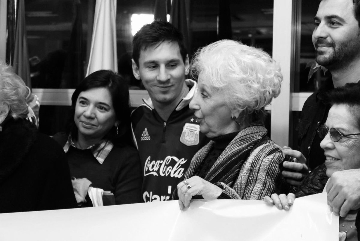 Fedealcarazz's tweet photo. Transformó la pérdida y el dolor en amor,lucha y esperanza.
La abuela de todas
Felices 95 Estela https://t.co/X6aeB9vac1