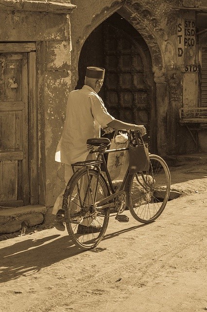 gulzar_ki_kitab's tweet image. अदब कीजिये हमारी खामोशी का,
हम आपकी औकात छिपाए फिरते हैं ...See more