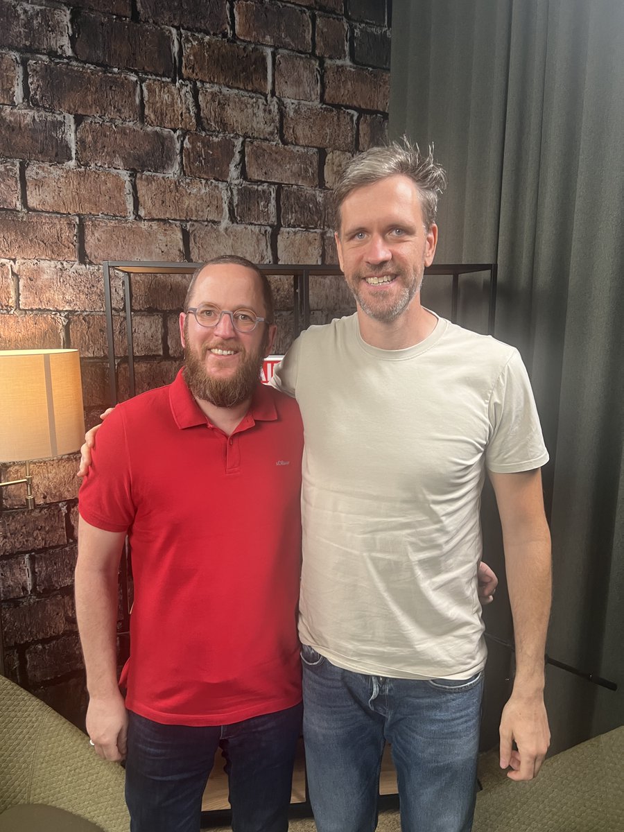 Something's been cooking. 🔥

A new Marco Show episode is coming up next week with the awesome <a href="/thjanssen123/">Thorben Janssen</a> !

We were talking about @hibernate, <a href="/SpringData/">Spring Data Team</a> , jOOQ , anything #Java -Persistence related, really.

Don't miss it, the link will be dropped here!