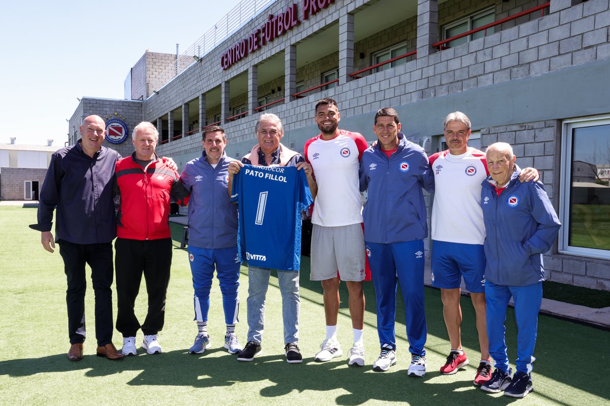 #AAAJ 🤩 ¡Un campeón del mundo en casa! 

🧤 Ubaldo Fillol, arquero de la Selección Argentina en el Mundial 1978 y de #ElSemilleroDelMundo 🌎 en 1983, visitó el CFP.

🤝 Luego de compartir un momento especial con Chiquito Romero, los arqueros del club y Nicolás Diez, el Pato
