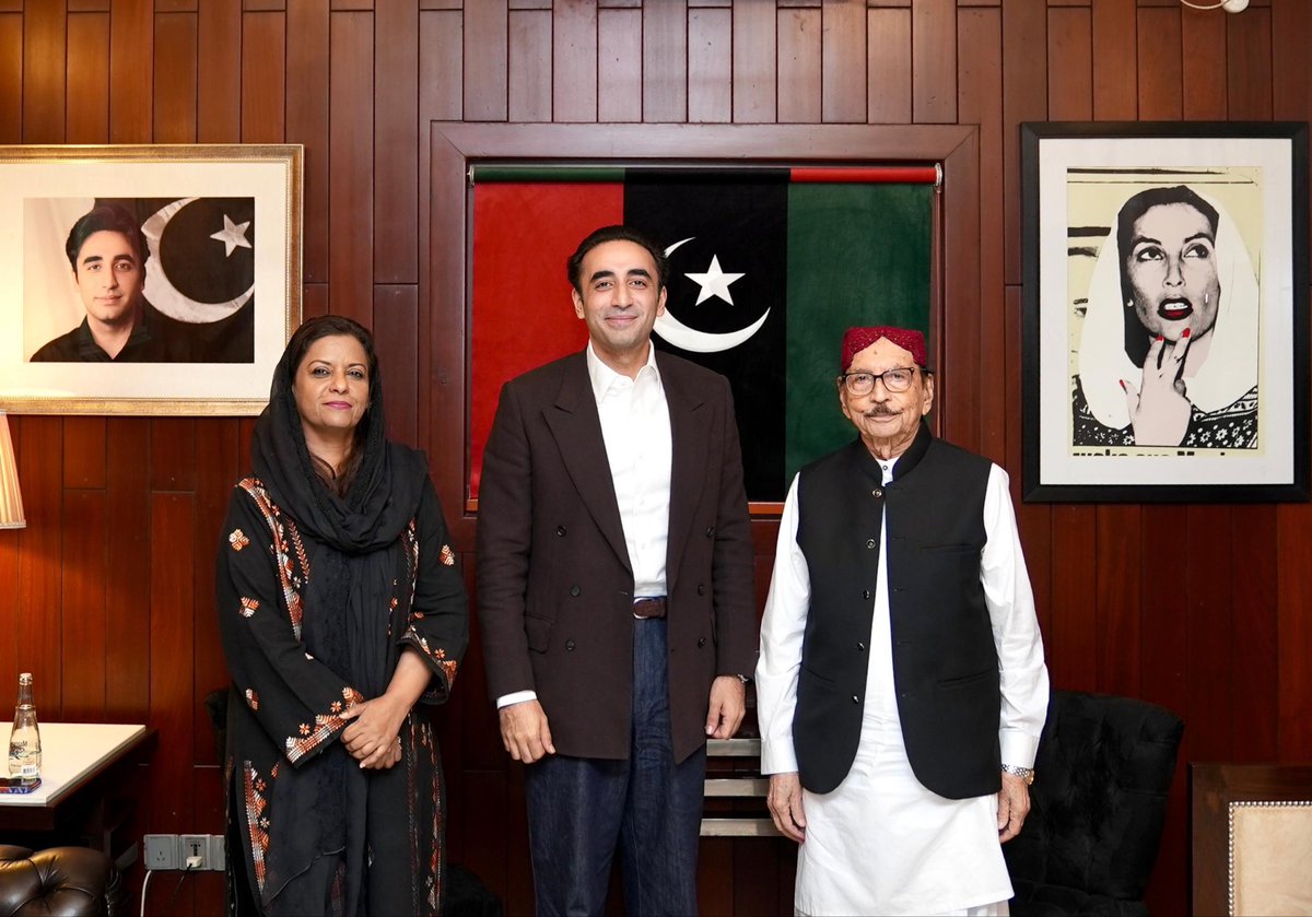 کراچی: پاکستان پیپلزپارٹی کے چیئرمین بلاول بھٹو زرداری سے سندھ کے سابق وزیراعلی سید قائم علی شاہ اور رکن قومی اسمبلی نفیسہ شاہ نے بلاول ہاؤس میں ملاقات کی، جس میں سندھ کی سیاسی صورت حال سمیت خیرپور کے عوامی مسائل اور ان کے حل پر بات چیت ہوئی۔
<a href="/BBhuttoZardari/">Bilawal Bhutto Zardari</a> 
<a href="/ShahNafisa/">Nafisa Shah</a>