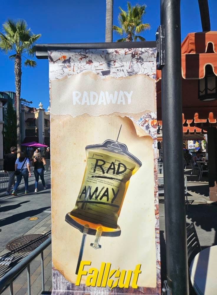 現在ユニバーサルハリウッドで開催されているハロウィーンイベント "Halloween Horror Nights "
限定のFalloutフードメニュー❗️
焼いたラッドローチの味😂

手羽先やソーセージなどを使って「ラッドローチの足風」に仕上げたもの
見た目はグロかわいい感じで、Falloutファン向けのネタ料理として人気