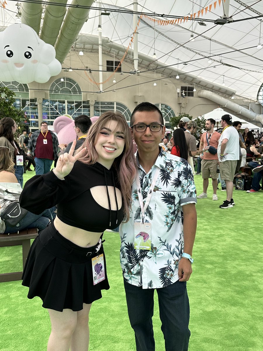 InceptionRealm's tweet image. Always nice running into you Liv! Was sweet seeing you again this year! Keep on being awesome! 🙌