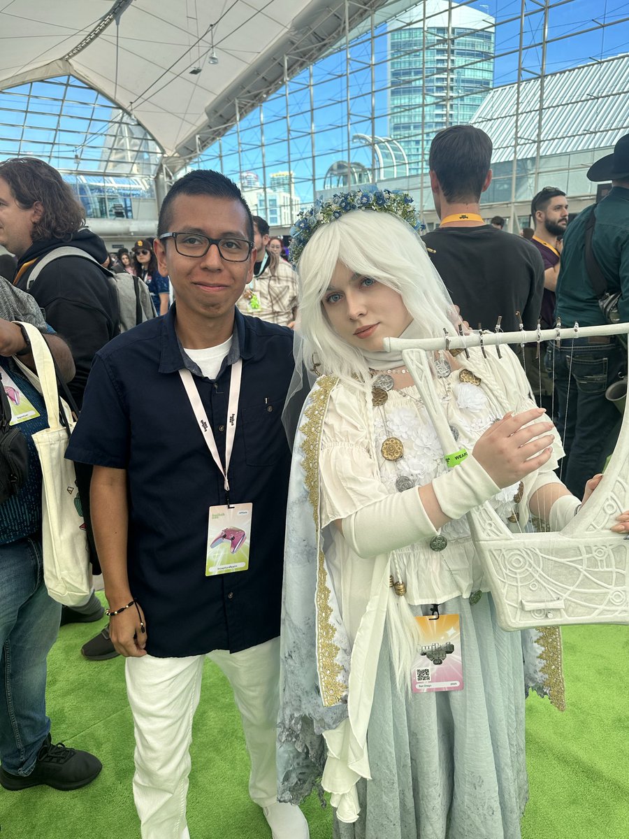 InceptionRealm's tweet image. Always nice running into you Liv! Was sweet seeing you again this year! Keep on being awesome! 🙌