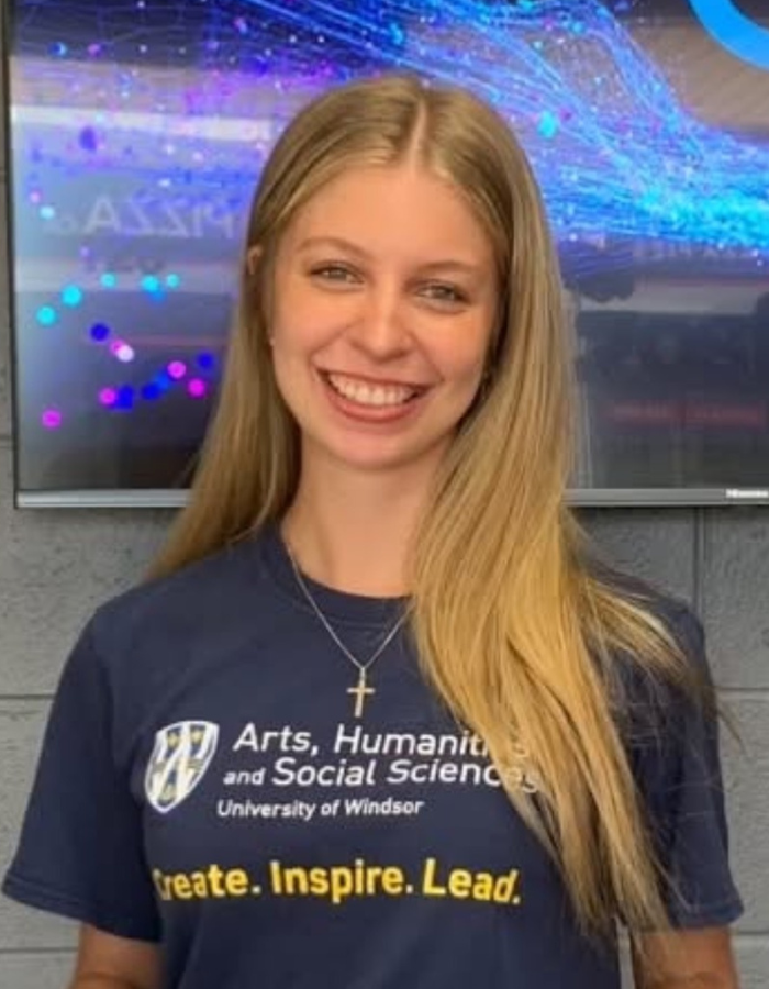 windsoriteDOTca's tweet photo. $3,000 MROO Scholarship Awarded To Local Cottam Student  https://t.co/9BVT3rxLu1  #YQG https://t.co/O2HvKOV91s