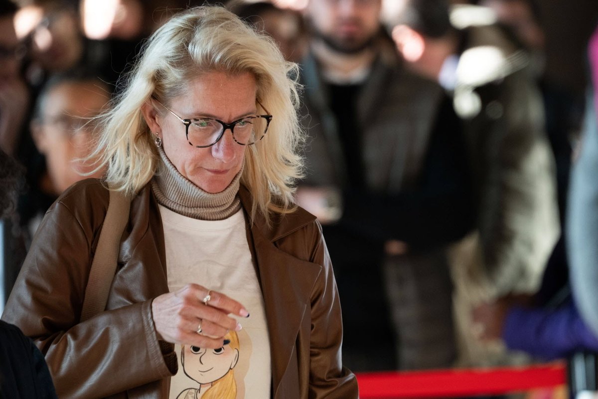 🔴🇫🇷 𝗔𝗟𝗘𝗥𝗧𝗘 𝗜𝗡𝗙𝗢 — Au procès de Dahbia B., la mère de la jeune Lola a livré un témoignage bouleversant, la voix pleine de sanglots et demande la PERPÉTUITÉ pour la meurtrière de sa fille.

🗣️ « Nous ne sommes pas coupables. C’est cette chose, le diable […] J’ai tout