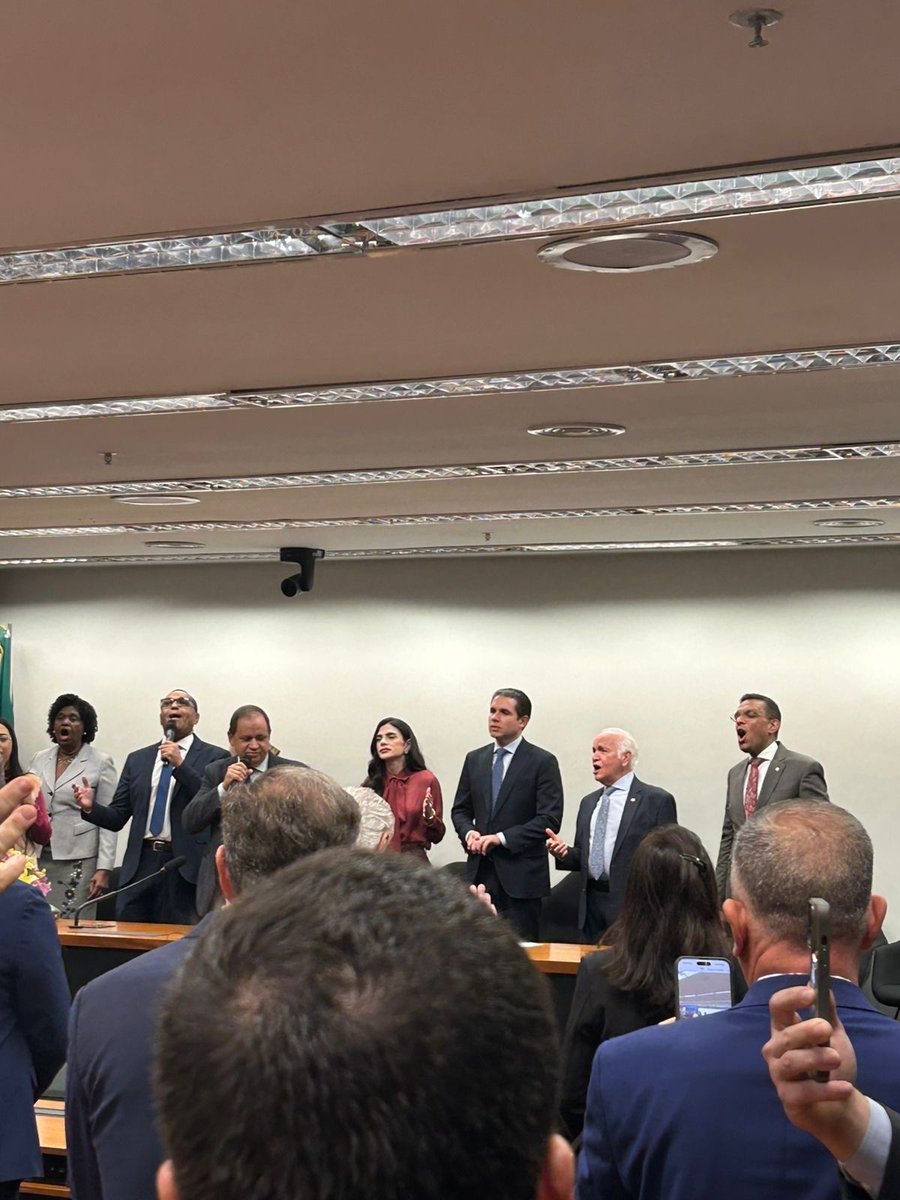 eixopolitico's tweet image. 🇧🇷 AGORA: Durante culto da Bancada Evangélica, Presidente Hugo Motta anuncia que a Câmara votará hoje a criação da Bancada Cristã, com direito a voz e voto no Colégio de Líderes.
Bancada seguirá o entendimento de outras bancadas temáticas, como a Bancada Feminina e Bancada…