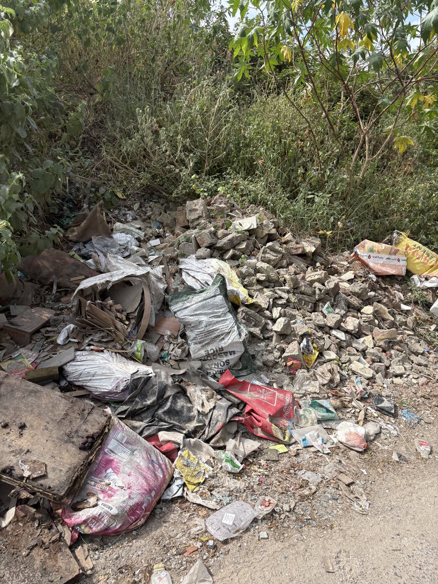 ayan_316's tweet photo. @ZC_SLP @CommissionrGHMC @Kondapurps JVG Hills Kamar estate it has become a dump yard . GHMC not cleaning this mess for a month. Corrupt officials @revanth_anumula please help us https://t.co/IG6GU4B0Ix