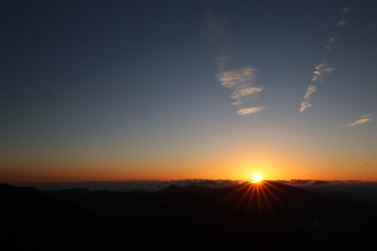 徳島の剣山、やっと念願叶って行けました。電車とバスを乗り継いで、8時間！遠い！たた、ガスが濃かったり、爆風が吹いていたりして、星の写真を撮ったり、ご来光を見たり、次郎笈への稜線歩きをしたりはできず…🥲次回の楽しみにとっておきます。ガスの合間を縫って紅葉が見えたのはラッキーでした✌️