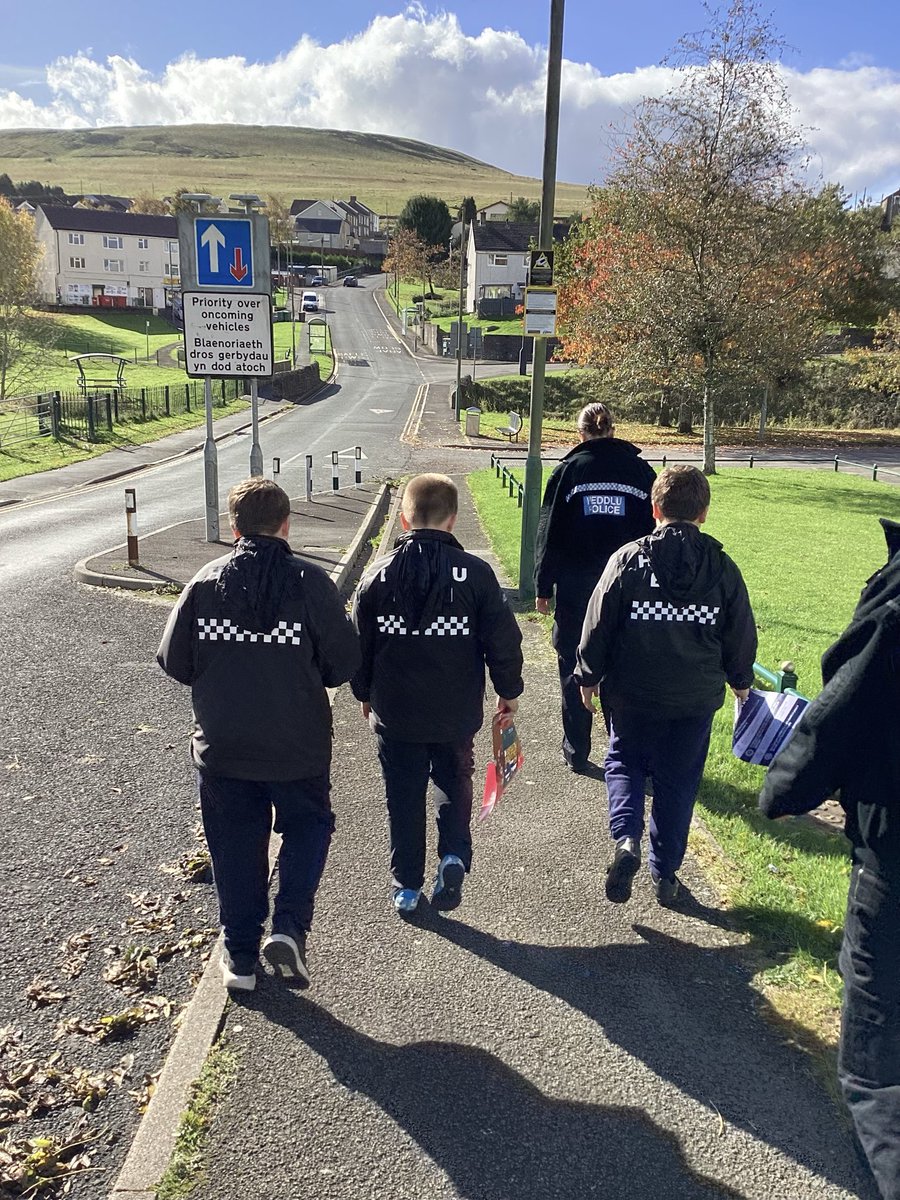 🎃 Our Heddlu Bach team in Fochriw visited the local shop today to hand out Halloween safety leaflets — helping keep our community safe while sharing some spooky fun! 👻🧡 @HeddluBachNC <a href="/gwentpolice/">Gwent Police</a> #Fochriw #HalloweenSafety <a href="/fcwpa/">Fochriw Primary</a>