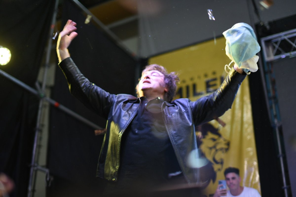 FELIZ CUMPLEAÑOS 🎂🎉 
al Presidente 🦁  que nos permitió volver a soñar con una #Argentina próspera. 
#MAGA 
#VLLC 🇦🇷

<a href="/JMilei/">Javier Milei</a>