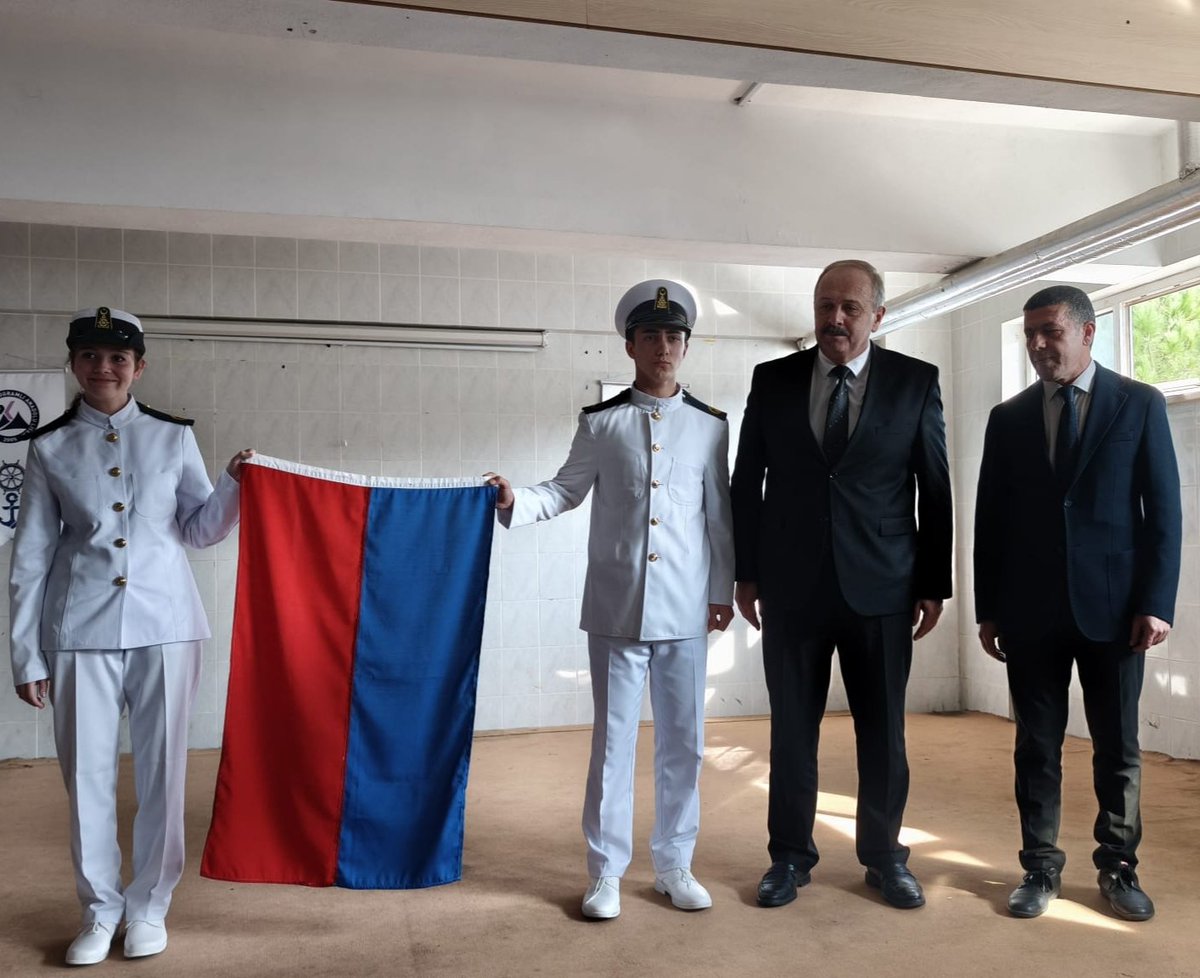 Kaymakamımız Hasan Göç, Karşıyaka Çok Programlı Anadolu Lisesince düzenlenen "Üniforma Giyme Törenine" katıldı. Törende öğrenci ve öğrenci aileleri ile sohbet eden Kaymakamız, tebrik ederek başarılar diledi.