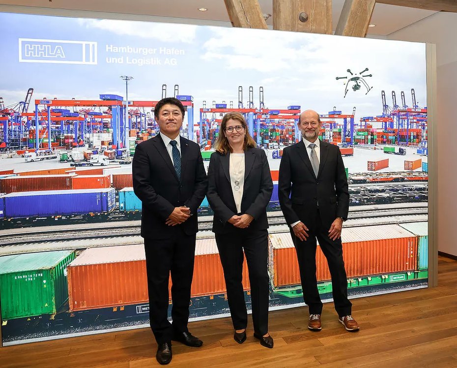 fuelcellsworks's tweet image. Daimler Truck, HHLA, and Kawasaki team up to build liquid #hydrogen supply chain in Europe.--MoU marks an important step toward decarbonising transport and logistics

#HydrogenTransition #SustainableLogistics #HydrogenNow

fcw.sh/tWwy4A