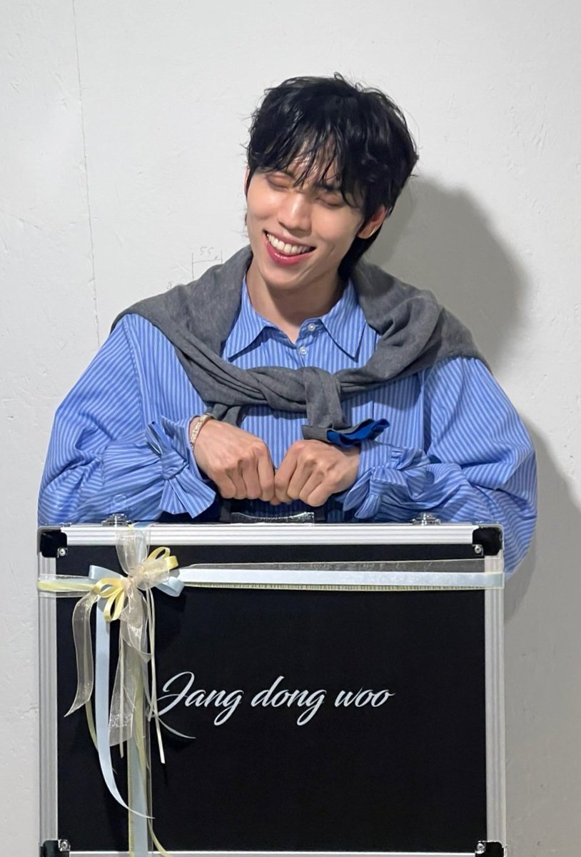 JDW_Supporters's tweet photo. #장동우 커스텀핸드마이크 서포트가 완료되었습니다.
마이크 헤드는 업체에서 동우의 음성 분석을 통해 가장 적절하다고 추천받은 BETA87A로, 전체 디자인은 동우 쪽에 자유롭게 맡겨 크롬골드와 네이비 그라데이션에 스와로브스키 크리스탈 풀바디로 완성되어 수신기와 함께 세트로 전달했습니다. https://t.co/Eg0jk870K4