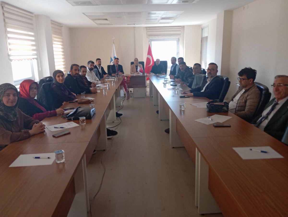 Van İli Mesleki Bilgi ve Rehberlik Danışmanlık Hizmetleri alt çalışma grubu( MBRD) toplantısı 17.10.2025 tarihinde  Van Çalışma ve İş Kurumu İl Müdürlüğü  toplantı salonunda İl Müdürümüz  Selma BİÇEK başkanlığında  gerçekleştirildi.