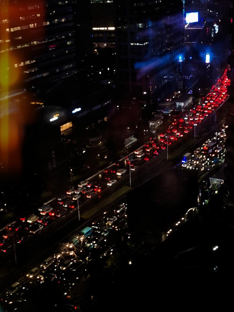 normelpeople's tweet image. Jakarta when it rains non-stop on a weekday, right during rush hour... Chaos is an understatement. May Allah always protect us in the middle of this situation and never-ending traffic.
Semangat, para Pejuang Rupiah.
