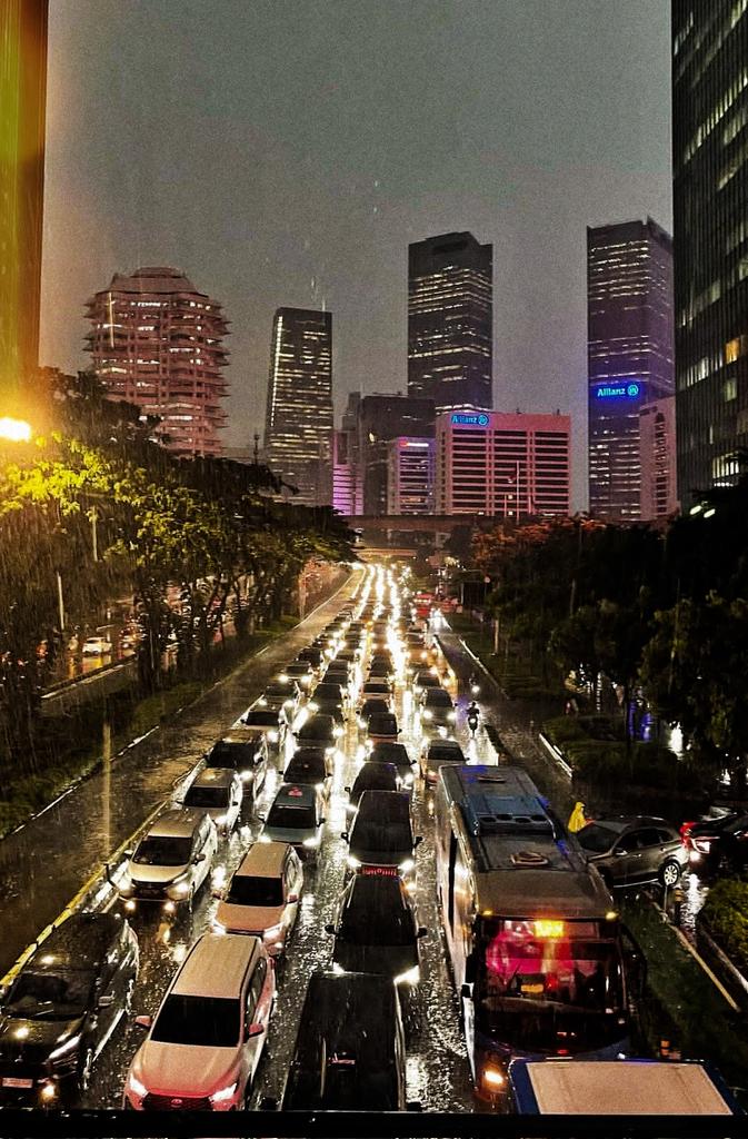 normelpeople's tweet image. Jakarta when it rains non-stop on a weekday, right during rush hour... Chaos is an understatement. May Allah always protect us in the middle of this situation and never-ending traffic.
Semangat, para Pejuang Rupiah.