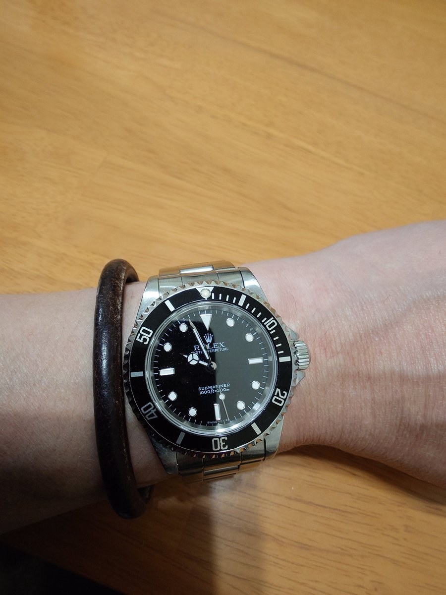 46歳、最終日。 
飲んだくれております。
高校卒業して買ったロレックス。
まだまだ現役。
夢見たロックンロールスターは
まだ途中。