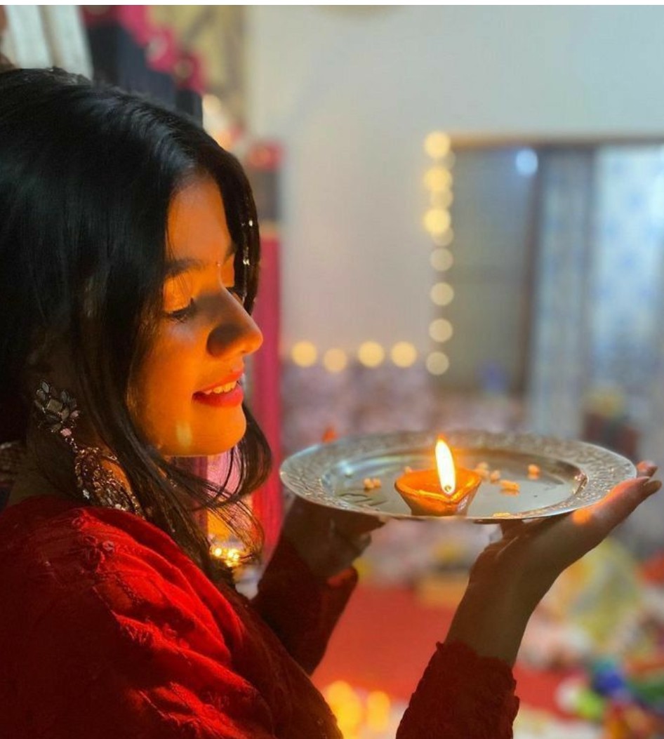 _pragyashukla_'s tweet image. दीये के जानिब मैं देखती हूं,
तुम ही रोशन हो रहे निगाहों में ..

~ प्रज्ञा शुक्ला/ @_pragyashukla_ 
Image source ~ Pinterest.com