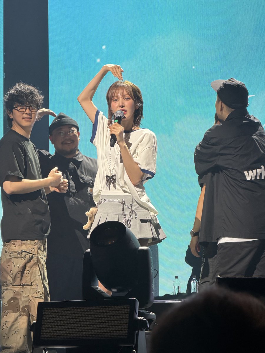 ハートしてるウェンディさん可愛いって見てたら、ドラムの人もハートしてる可愛い🤣