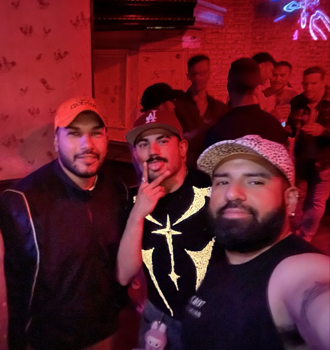 bigcheex's tweet image. Bout to shake my ass cuz these bills are due