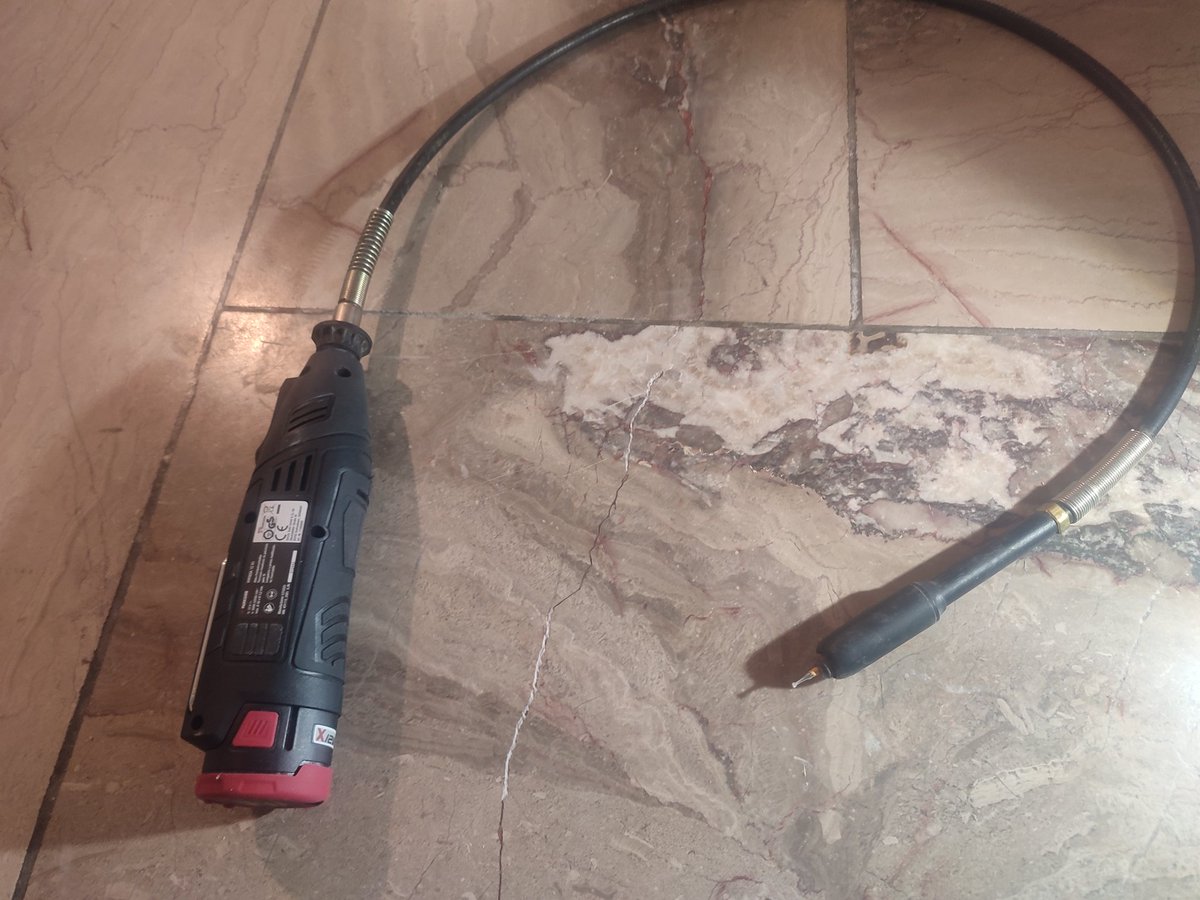 Marmorbodenrestaurierung...bisschen wie Zahnarzt. Aber der kommt erst morgen dran . Bin auf meiner Lieblingsbaustelle , in der Einöde. Nikolas ist immer dabei. Vater und Sohn ever..ja.