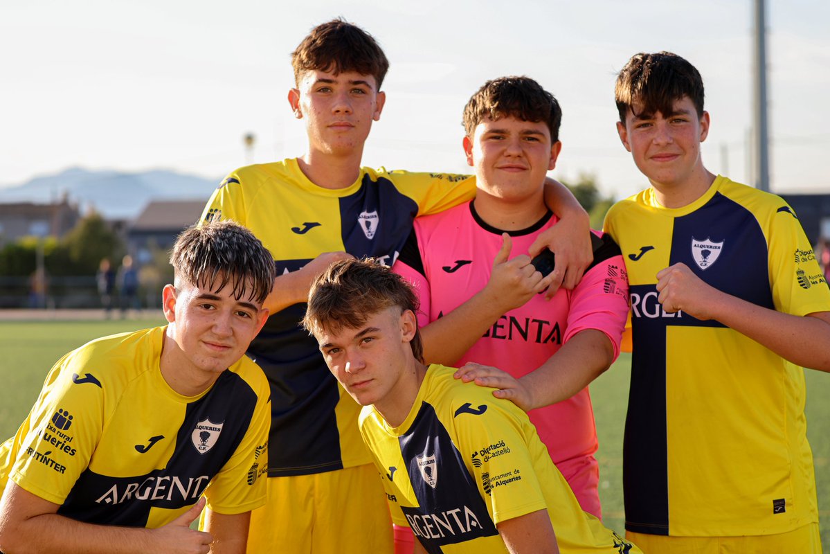 Imágenes de la 𝘃𝗶𝗰𝘁𝗼𝗿𝗶𝗮 del Juvenil C ante el CD Jérica 💪🏼🫂

⚽: Dani Pérez x3, Iván 🎯

Som del Niño! 💙💛

#alqueriescf #unamaneradevivir #todaunavida