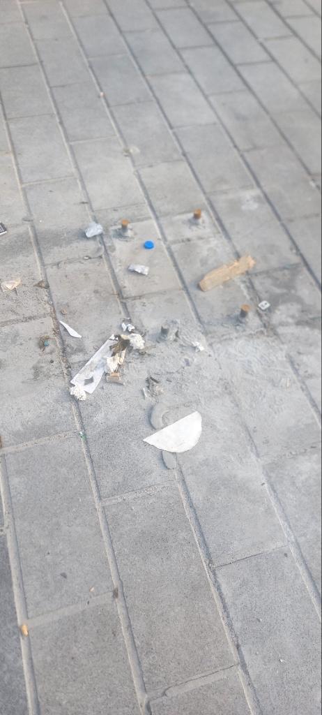 Meydandaki bu ankrajlar umarım kısa sürede sökülür. 
Çocuklar için çok tehlikeli. 
<a href="/uskudarbld/">Üsküdar Belediyesi</a>