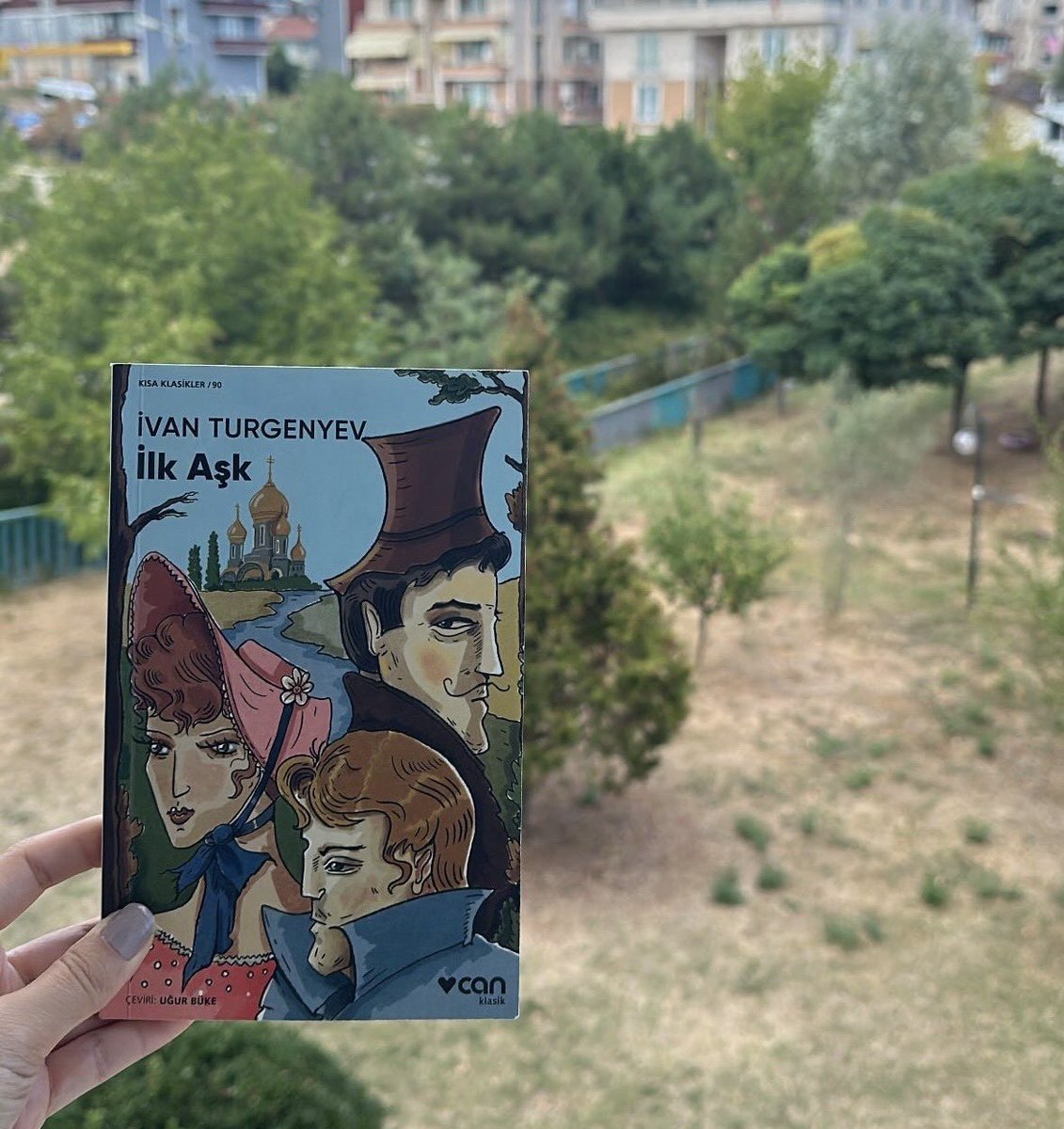 Üç arkadaşın ilk aşklarından bahsetmesi ile başlar ve sıra Vladimir Petrović’ e geldiğinde uzun uzun anlatır.