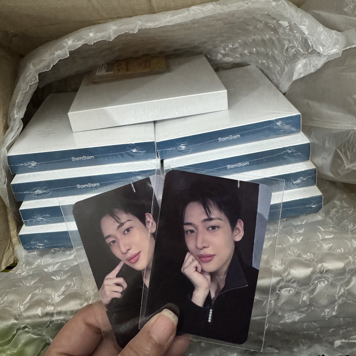 อยากถามว่า รอบ party บั้มตั๋วทองอยู่ไหนหรออออ ยังไม่ได้กับเขาเลย 😢😭 
แล้วดูพี่เค้าห่อบั้ม สู้รอบ KPOPMerch ไม่ได้เลย
#BamBamEP_HOMETOWN
