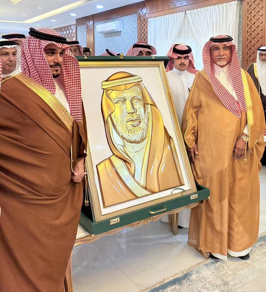 علي حمد آل شرية (@alihamd37633490) on Twitter photo في مشهدٍ يجسّد عمق التلاحم وروح الوفاء، شرّف صاحب السمو الملكي الأمير #تركي_بن_هذلول ، الشيخ #محمد_أبوساق  بزيارة كريمة في مجلسه، في لقاء سادته المودة والتقدير، وأبرزت الزيارة ما تتميّز به نجران من أصالة وكرم راسخ. 
#نجران 
<a href="/AliAbusaq/">عـلي أبوسـاق</a> <a href="/abosaq_h/">م/حسين بن فيصل ابوساق</a> في مشهدٍ يجسّد عمق التلاحم وروح الوفاء، شرّف صاحب السمو الملكي الأمير #تركي_بن_هذلول ، الشيخ #محمد_أبوساق  بزيارة كريمة في مجلسه، في لقاء سادته المودة والتقدير، وأبرزت الزيارة ما تتميّز به نجران من أصالة وكرم راسخ. 
#نجران 
<a href="/AliAbusaq/">عـلي أبوسـاق</a> <a href="/abosaq_h/">م/حسين بن فيصل ابوساق</a>