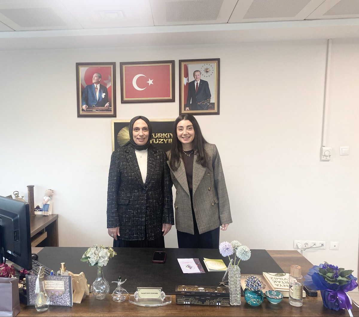 Zeliha Demir kardeşime nazik ziyareti ve güzel dilekleri için teşekkür ederim.
Geleceğimizin mimarı gençlerimizle sohbet,
ufkumuzu açıyor,
tüm yorgunluğumuzu unutturuyor.
İyi ki varsınız sevgili gençler🤍
Yolunuz her daim açık ve aydınlık olsun.
