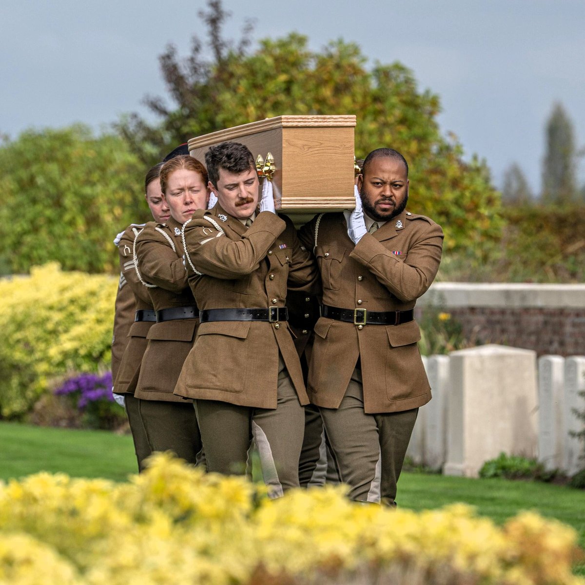 CerfiaFR's tweet photo. 🇧🇪🇬🇧🇩🇪 IN MEMORIAM | Un soldat britannique et un soldat allemand de la Première Guerre mondiale ont été retrouvés dans le même trou d’obus lors de travaux sur une piste cyclable en Belgique. Il a été impossible de les identifier et ils ont été enterrés côte à côte dans le cimetière militaire britannique de Poelcapelle.

📷 Eric Compernolle
