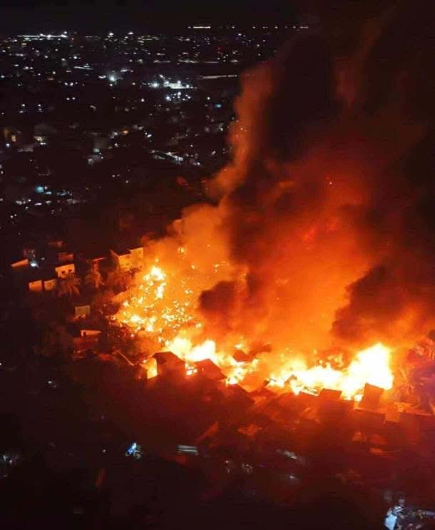 PhilippineStar's tweet photo. A huge fire continues to engulf a residential area in Sitio 6, Barangay Catmon, Malabon.

As of 5:54 PM on Wednesday, the blaze has reached Task Force Alpha level, according to the Bureau of Fire Protection (BFP). (Photos courtesy of John Redie/Fire and Rescue Alert Responders) https://t.co/7CKh6jFjWe