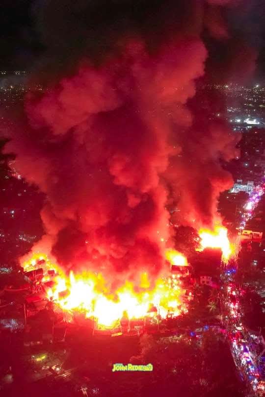 PhilippineStar's tweet photo. A huge fire continues to engulf a residential area in Sitio 6, Barangay Catmon, Malabon.

As of 5:54 PM on Wednesday, the blaze has reached Task Force Alpha level, according to the Bureau of Fire Protection (BFP). (Photos courtesy of John Redie/Fire and Rescue Alert Responders) https://t.co/7CKh6jFjWe