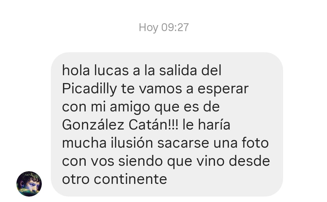 La forma en la que la primera parte del mensaje parece una amenaza.