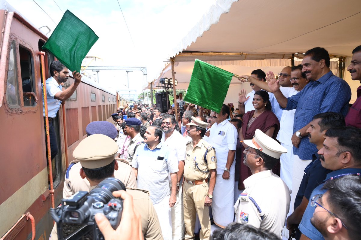 drm_tvc's tweet photo. Loads of smiles connected with the new initiative by indian railways.
#Perinad #GuruvayurMadurai #AdditionalStoppage #Kollam #SouthernRailway #TVCSR https://t.co/tTZZHPZL8l