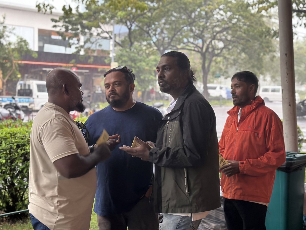ނޮވެމްބަރު 17 ގައި އޮންނަ ހަރަކާތަށް ތައްޔާރުވުމަށް ހުޅުމާލޭގައި ދޮރުން ދޮރަށް ހިނގުން

#LootuvaifiLootuvaifi