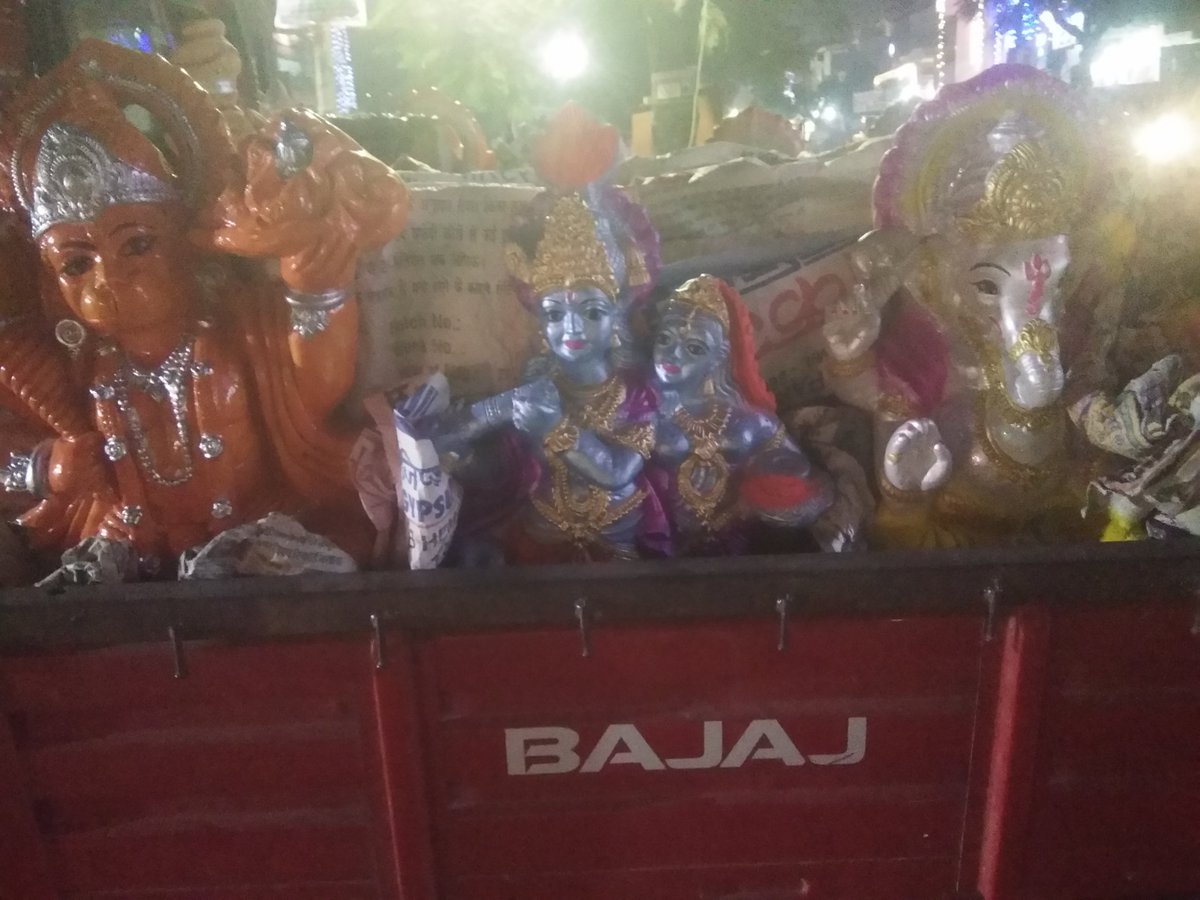 कल शाम तक बाजारों में मौजूद रह कर दिवाली की रौनक बढ़ा रहे भगवान..रात दुकान वाले के साथ गाड़ी में विदा हो गये..:)🙌🌼